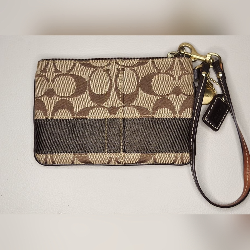 Coach Vintage Brown & Gold SignatureJacquard Canvas Wristlet - Picture 2 of 6